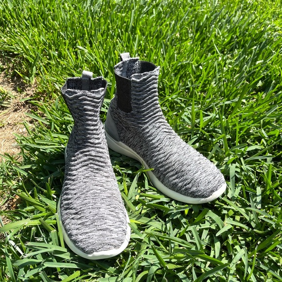 APL CHELSEA BOOTIES Size 10.5 black n white👟 - Picture 6 of 9